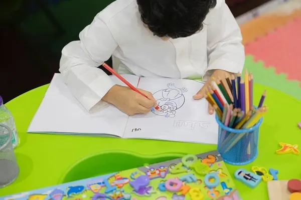 التحقيق في قضايا الأطفال داخل غرف مليئة بالألعاب