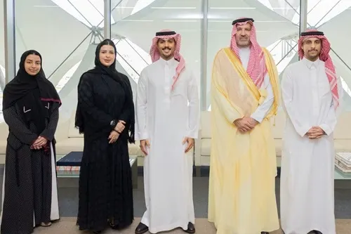 أهدوا مكتبة والدهم للوطنية.. مستشار الملك يشكر أسرة الشبيب