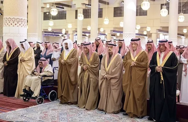 أمير الرياض يؤدي صلاة الميت على الأميرة جواهر بنت سعد