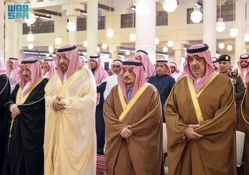 أمير الرياض يؤدي صلاة الميت على الأميرة نجلاء بنت سعد