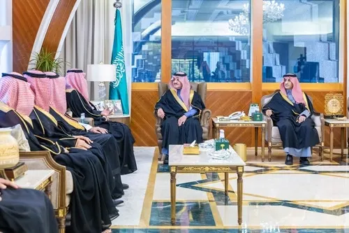 أمير الشرقية يستعرض مع وزير “الموارد” مشاريع الوزارة في المنطقة