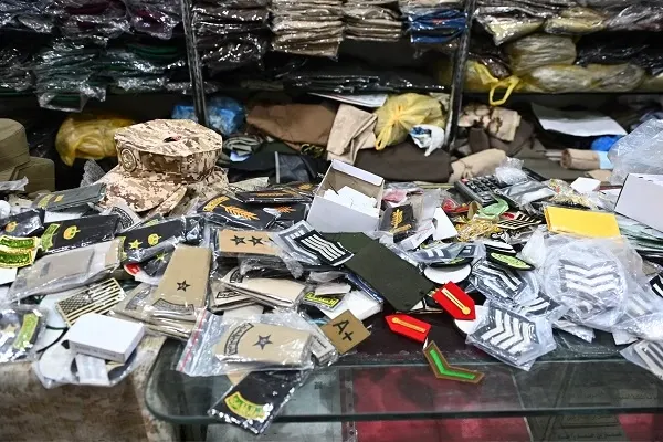 الرياض.. مصادرة 3000 رتبة وشعارات عسكرية مخالفة