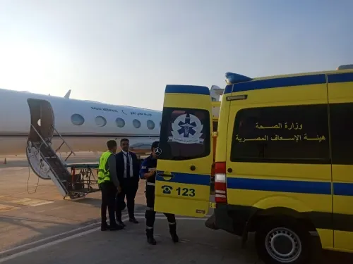 إخلاء طبي عاجل لمواطنة حالتها حرجة من القاهرة