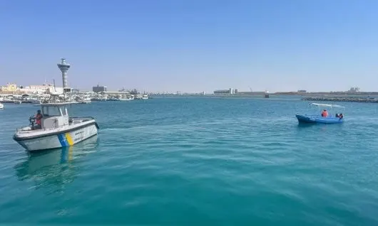 المدينة.. إنقاذ مواطنين تعطل قاربهما في البحر