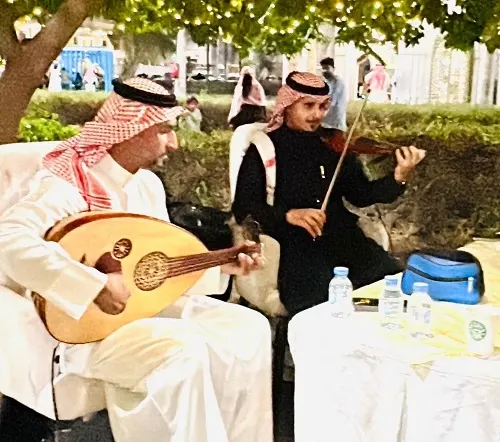 العود و الكمان يجمعان السبع و الشرفي في منتزه سيهات