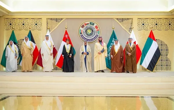 قمة الكويت تؤكد: وقف جرائم الحرب في غزة وتهجير السكان وإنهاء الاحتلال