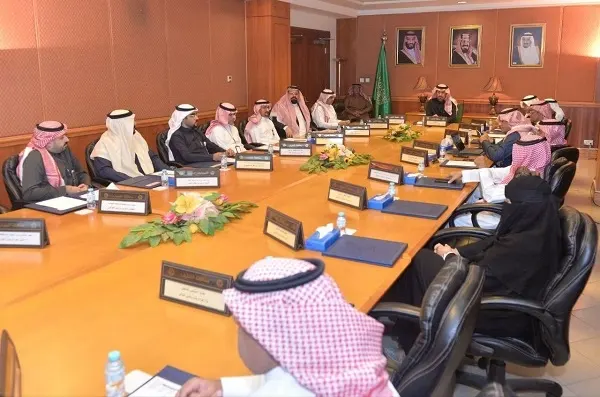 “محلي القطيف” يناقش ثلاثة ملفات: الصرف الصحي وتطوير الأحياء والثروة السمكية