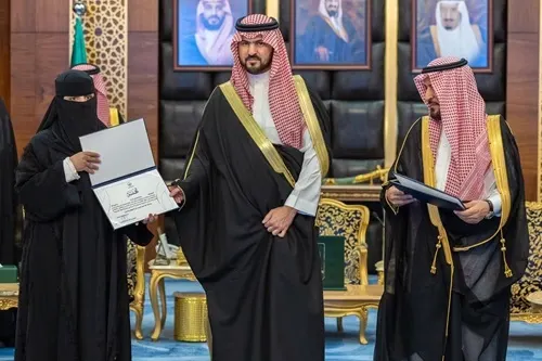 نائب أمير الشرقية يكرم 57 أمًّا مثالية ومتفوقي ومتفوقات “تراحم”