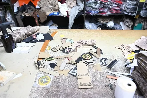الرياض.. حملة سُباعية تضبط رتب عسكرية وتغلق 4 محال