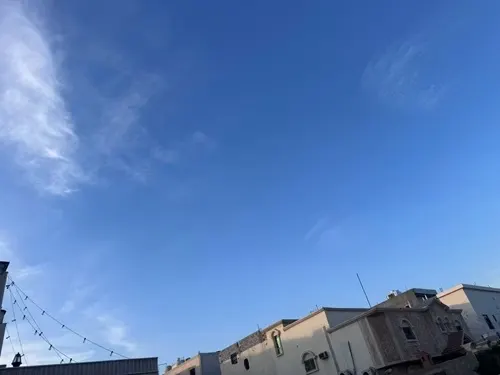نهار دافئ وسماء صافية على القطيف