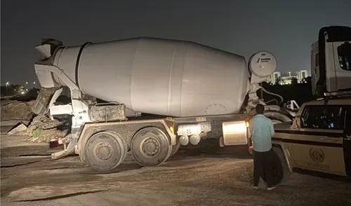 ضبط راعي إبل مخالف وهندي لوث التربة بالخرسانة