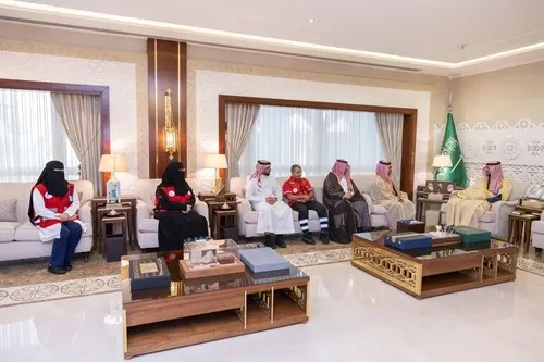 نائب أمير الشرقية يطلع على مبادرات وبرامج الهلال الأحمر