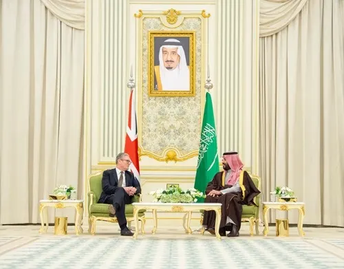 ولي العهد يعقد لقاءً موسعًا مع رئيس الوزراء البريطاني