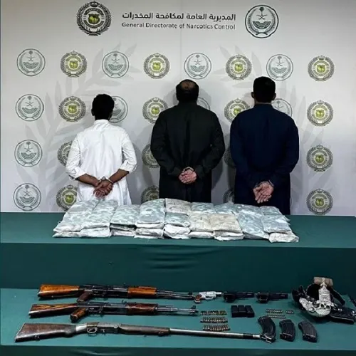“الكلبشات” لـ 7 مروجين ومهربين في 5 مناطق