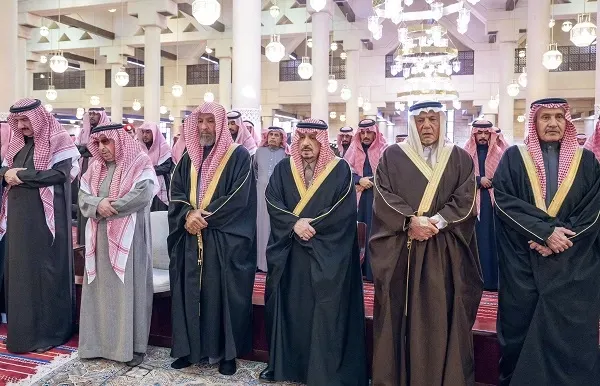 أمير الرياض يؤدي صلاة الميت على الأمير عبدالعزيز بن مشعل