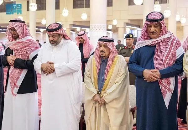 أمير الرياض يؤدي صلاة الميت على والدة الأميرة فهدة بنت فهد