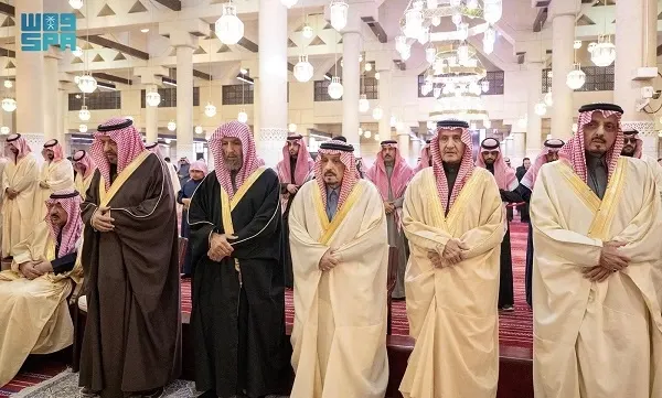 أمير الرياض يؤدي صلاة الميت على والدة الأمير الوليد بن طلال