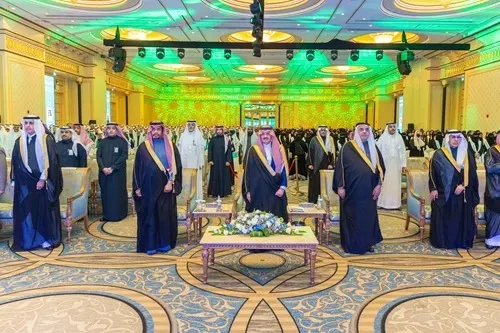 أمير الشرقية يكرم 450 متفوقًا ومتفوقة بالمنطقة