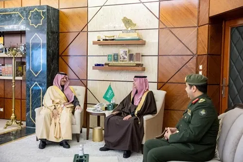 أمير الشرقية يستقبل مديريْ جوازات المنطقة السابق والجديد