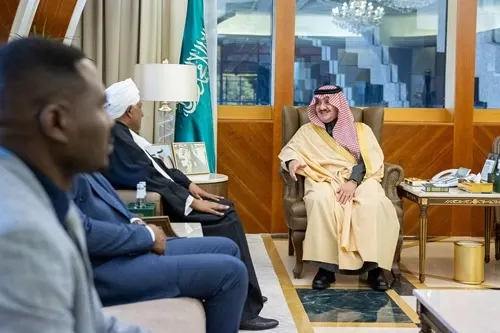 أمير الشرقية والسفير السوداني يستعرضان العلاقات بين البلدين