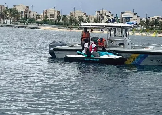 مكة.. إنقاذ مواطنين علقا في عرض البحر على “دباب بحري”