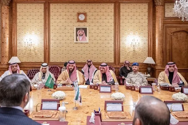 وزير الدفاع يبحث مع الوفد السوري سبل دعم العملية السياسية الانتقالية