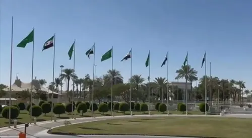 الأعلام السورية الجديدة ترفرف حول مقر الخارجية في الرياض
