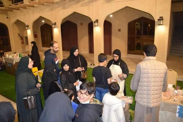 سوق المزارعين.. تشكيل الطين يجذب الأطفال في وسط العوامية