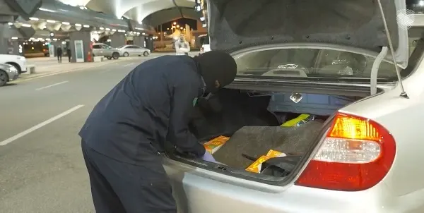 إحباط تهريب 220 ألف حبة كبتاجون مخبأة في حقيبة و شاحنة و سيارة