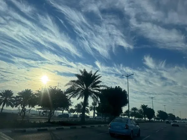 السحب ترسم لوحة فنية في سماء القطيف
