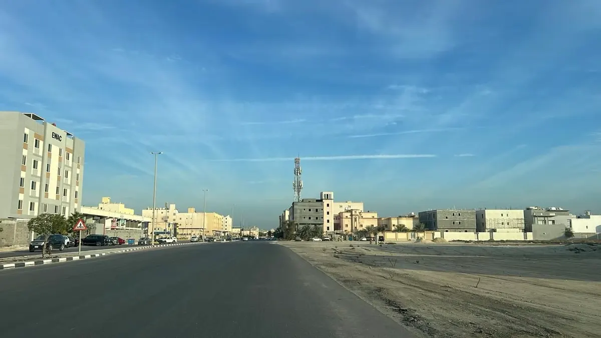 رغم إنذار الأرصاد الأحمر.. سماء القطيف صافية