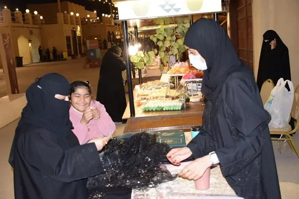 “النقدة”.. حرفيات القطيف يُعدن إحياء تراث الجدات في سوق المزارعين