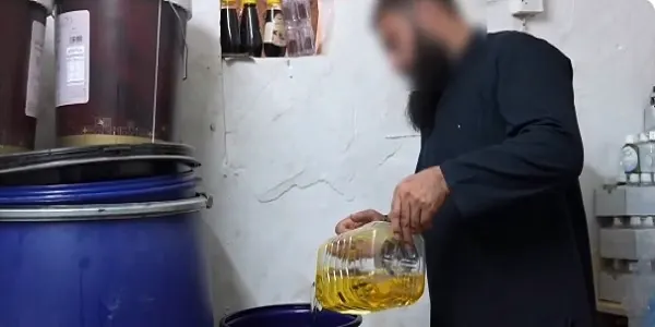 سقوط عصابة تحول زيت الطعام إلى زيت شعر