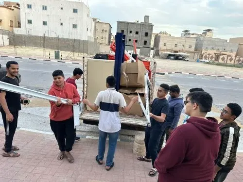 الأوجام.. طلاب ثانوية يتطوعون لنقل أثاث ابتدائية عمرة للبنات