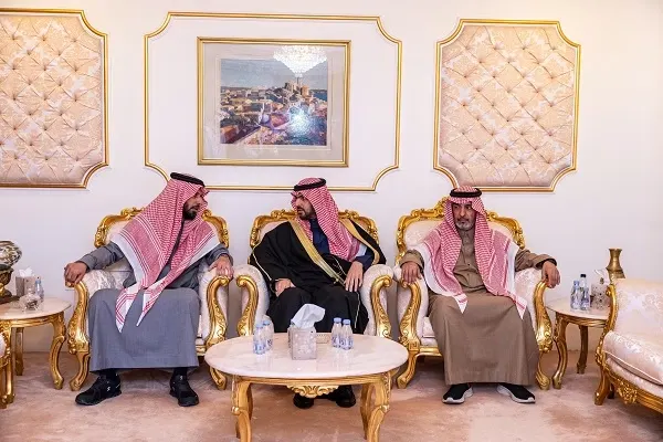 الأمير سعود بن بندر يقدم العزاء لأسرة السماري