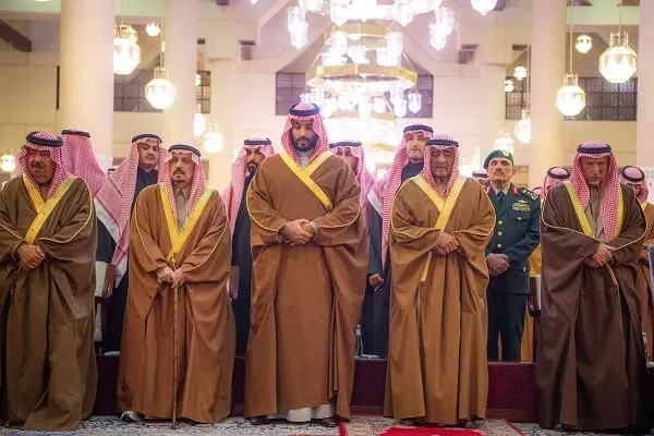 ولي العهد يؤدي صلاة الميت على الأمير محمد بن فهد