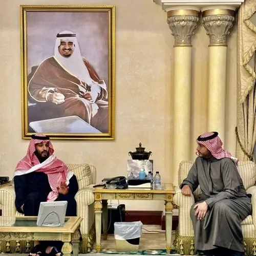 ولي العهد يعزي الأمير تركي و إخوانه في وفاة والدهم الأمير محمد بن فهد