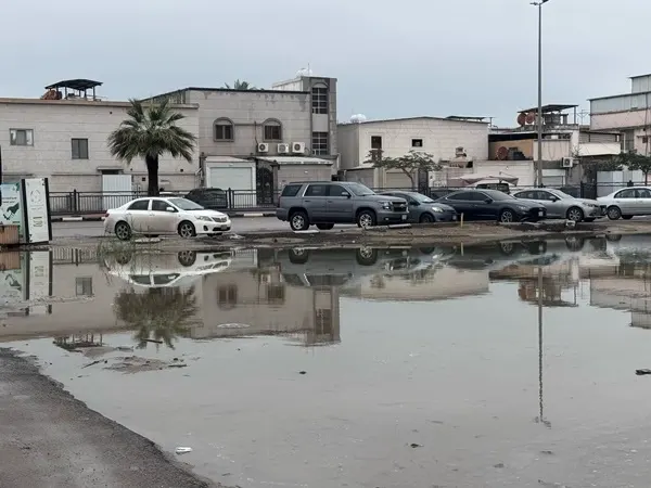 القطيف.. “الولْمة” غيم.. والشوارع “غدران” وفرصة الأمطار مستمرة