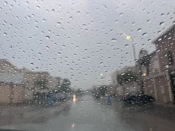 بعد يوم مشمس.. الأمطار تعود إلى القطيف وما حولها