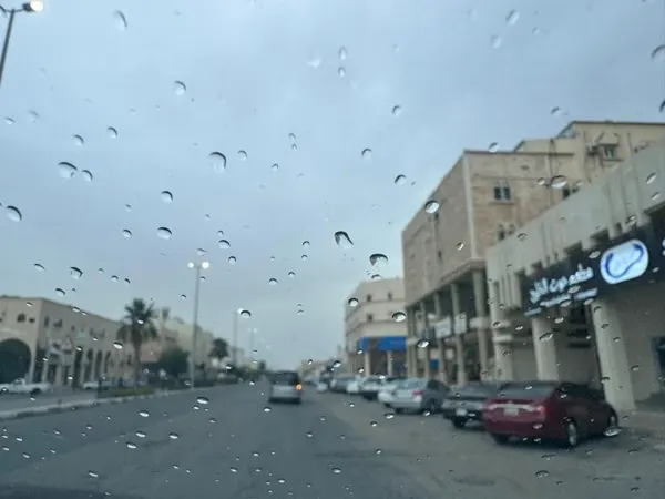 إنذار أصفر.. أمطار خفيفة على القطيف وما حولها حتى الـ 9 مساءً