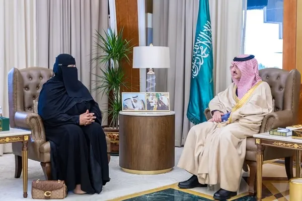 أمير الشرقية يطلع على إنجازات جمعية “أفق” لتنمية الفتيات