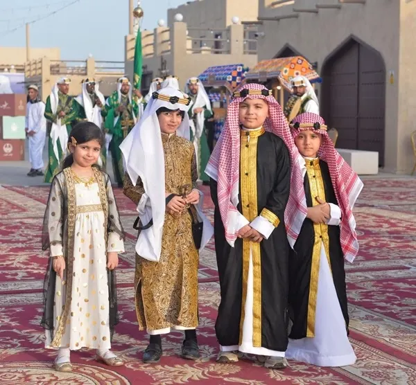 الشيلة والشطفة.. الأزياء التراثية تزين احتفالات التأسيس في الرامس