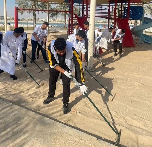 طلاب “الخطيب البغدادي” ينظفون كورنيش القطيف