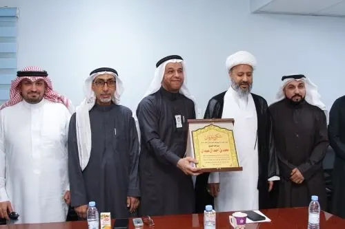 الشيخ العبيدان يتبرع لجمعية مضر بسيارة إسعاف
