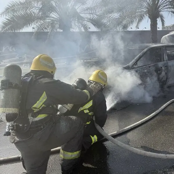 الرياض.. نجاة سائق من تفحم سيارته