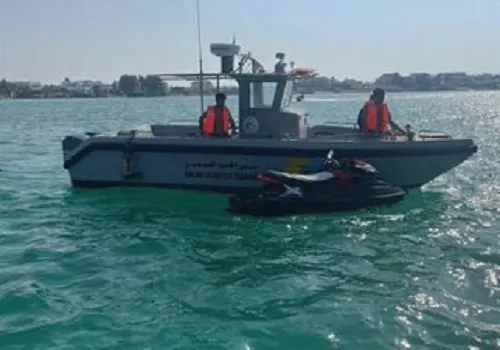 مكة.. إنقاذ مواطن علق في عرض البحر على “دباب بحري”