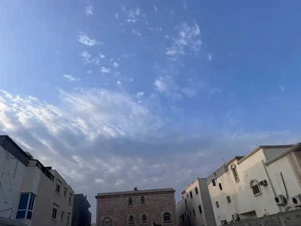 القطيف.. سحب متفرقة نهارًا وضبابية ليلًا