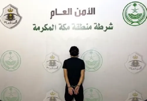 سقوط لص يسرق محتويات السيارات في جدة