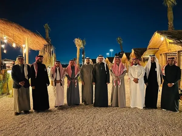 ميدانياً.. محافظ القطيف يقف على مشروع أسس بيج