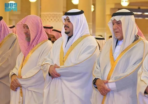 نائب أمير الرياض يؤدي صلاة الميت على الأميرة العنود بنت محمد